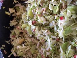 spidskål salat med kiwi og granatæble