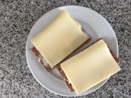 knækbrød med smør og ost