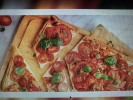 Butterdejspizza med fetacreme og friske tomater